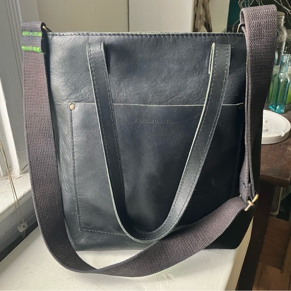 SMOOTH BLACK Portland Leather Goods Full Sized Zippered Crossbody tote FSCB - Picture 2 of 13